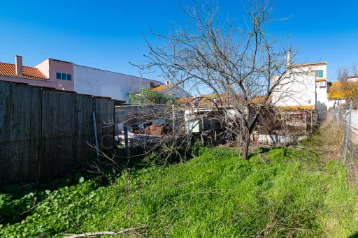 Fraction A: Ground floor, intended for a garage, comprising a large room, a toilet, patio and annex, with its own exit onto the public highway.