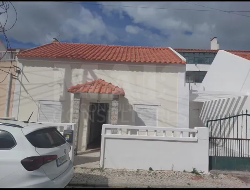 moradia térrea T3 c logradouro e estacionamento