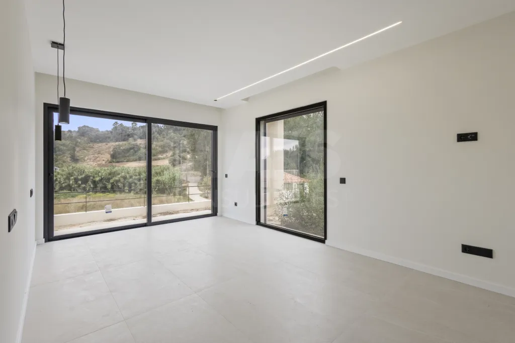 Moradia T3+1 NOVA com piscina em terreno de 2098m2