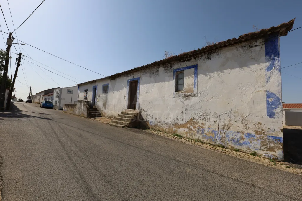 3-bedr. house with patio for renovation
