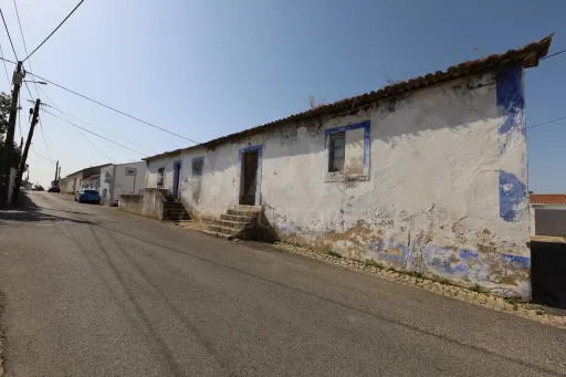 3-bedr. house with patio for renovation