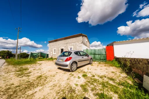 Moradia para remodelar em terreno com 1.809m2