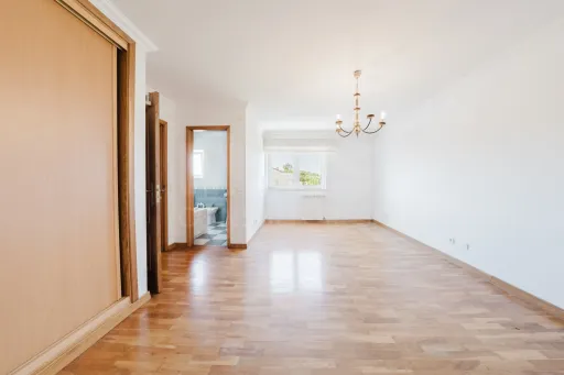 Moradia com 3 quartos em suíte, e terraço com vista desafogada.