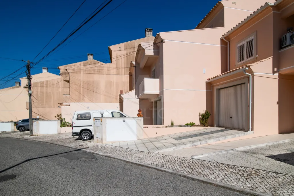 Andar de Moradia T4 com Terraço em Agualva-Cacém