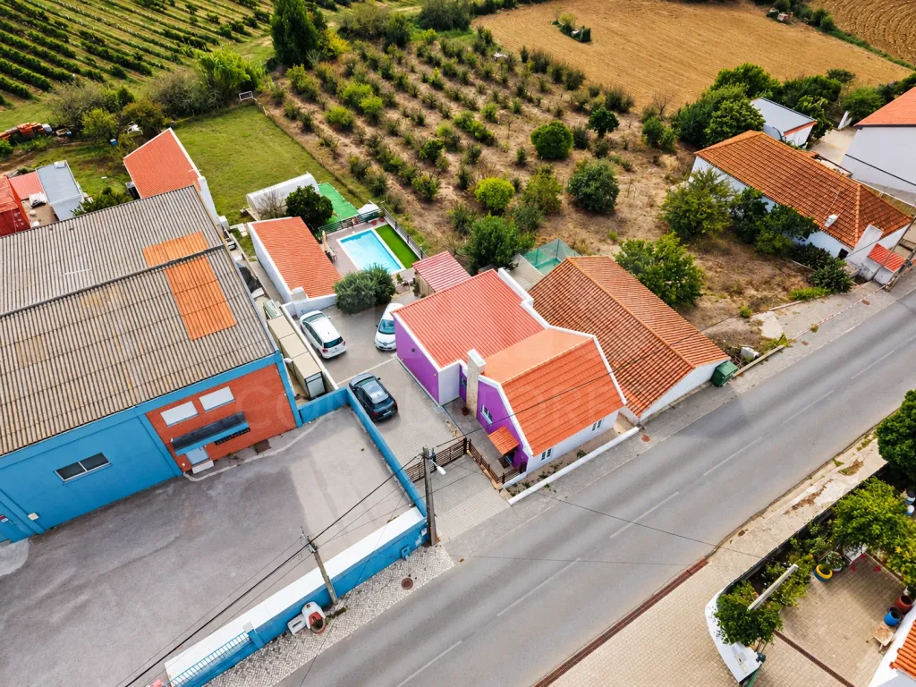 Moradia T2 com anexo T1, piscina e terreno de 1.000 m², em Torres Vedras