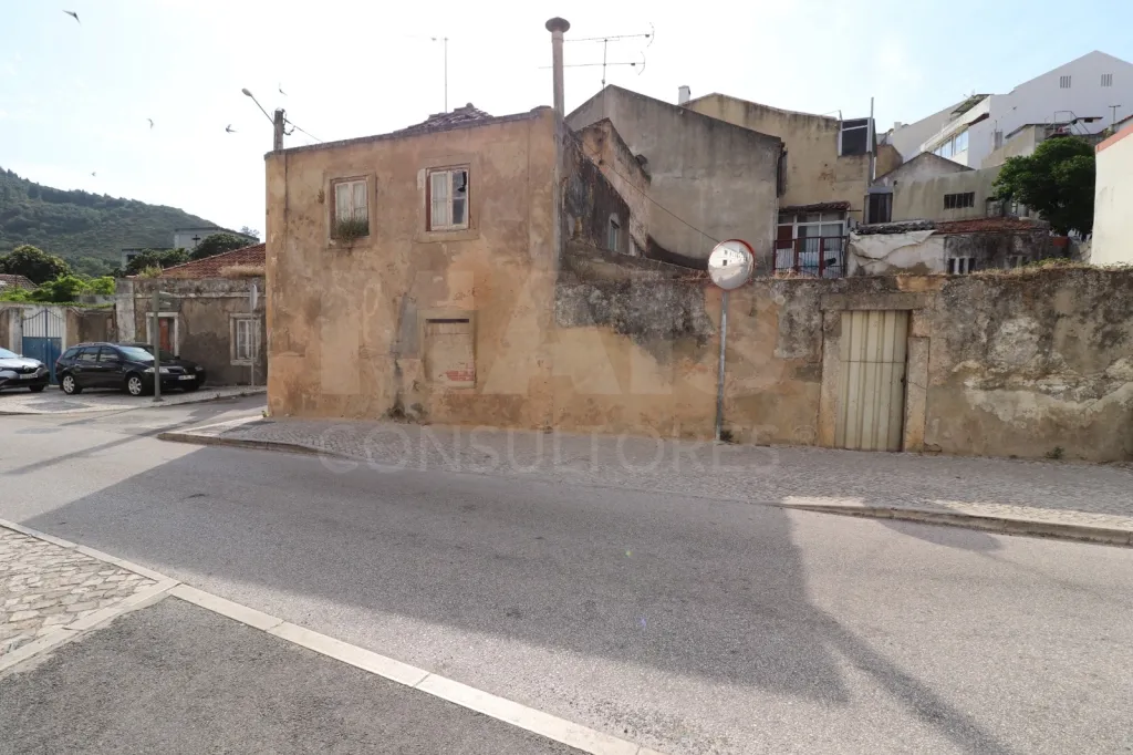 Moradia em Ruína com Excelente Potencial de Reconstrução em Vila Franca de Xira