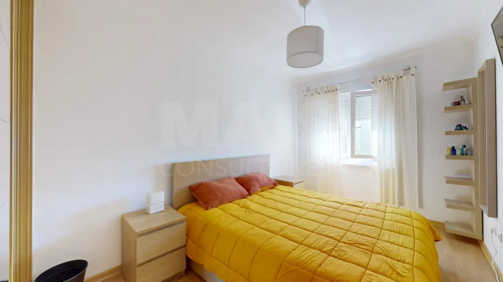 Apartamento T2 com parqueamento no Carregado