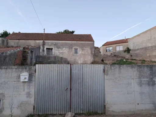 House to remodel on plot of land w/ 520m2