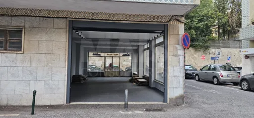 Store 75m2 w/ 3 fronts Dafundo Central
