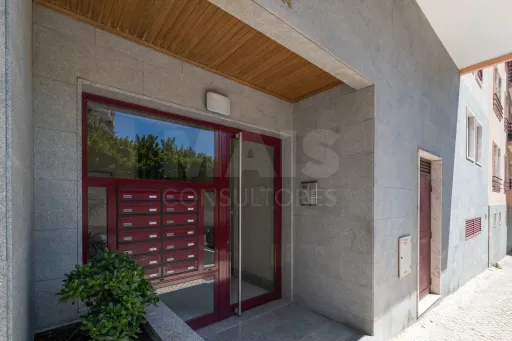 3-Bedroom Apartment in Linda-a-Velha