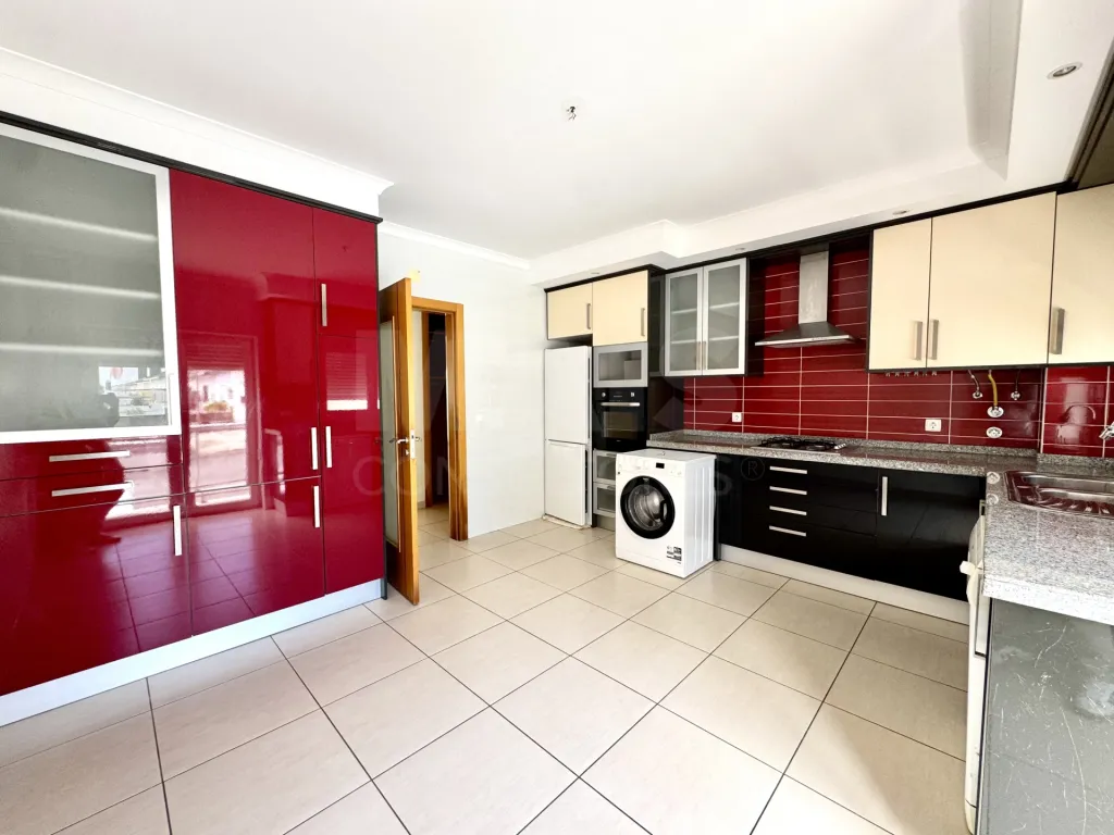 Apartamento T2 com Garagem Box e Terraço com vista mar