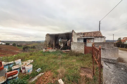 Moradia T2 para recuperar com Terreno em Pocariça, Alenquer