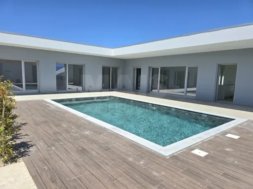 Moradia T4 térrea de luxo com piscina no Nadadouro