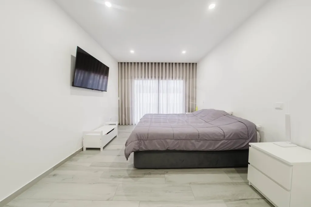 Moradia T3 Térrea Moderna em terreno c/ 2.610m2