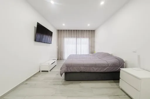 Moradia T3 Térrea Moderna em terreno c/ 2.610m2