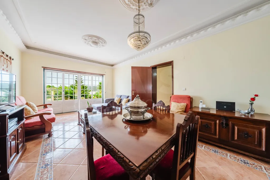 Moradia T5 com 2 Anexos em Terreno com mais de 1.400 m²