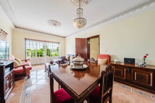Moradia T5 com 2 Anexos em Terreno com mais de 1.400 m²