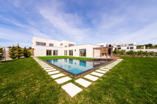 Moradia Contemporânea de Luxo com Vista Barragem, Piscina e 3.000m² Urbanos | Peniche
