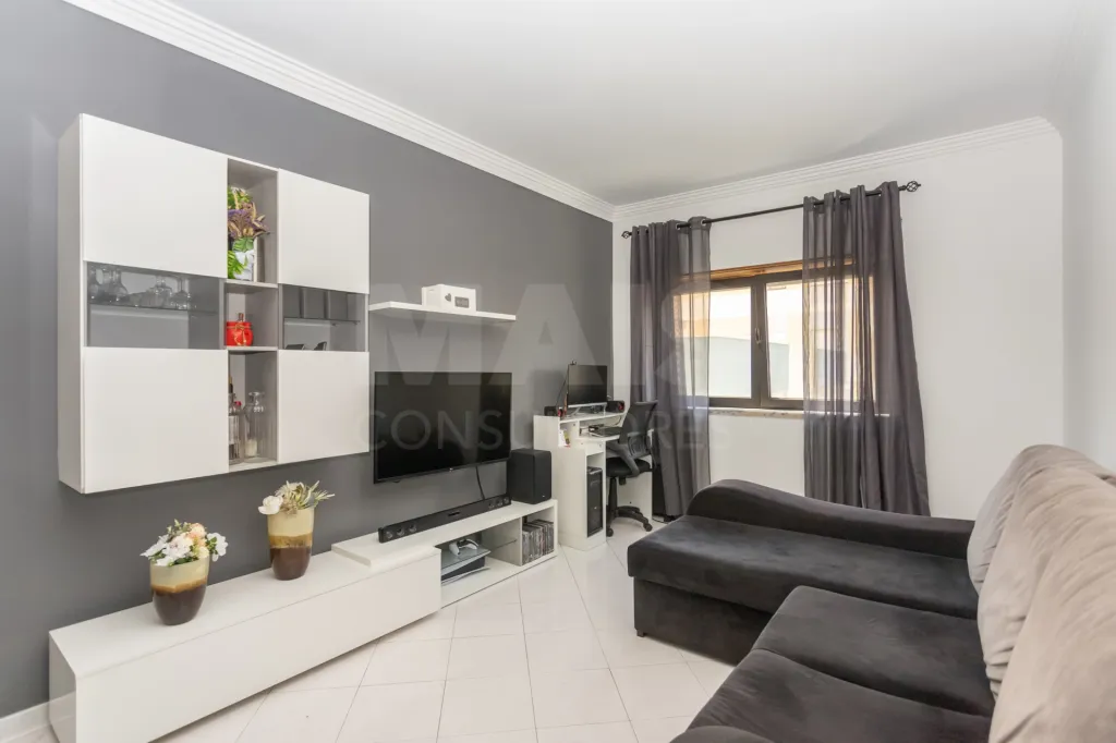Apartamento T2 com elevador, no coração da Amora