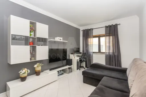 Apartamento T2 com elevador, no coração da Amora