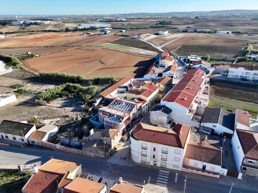 Apartamento T2 com Varanda & Parqueamento Privado, a 1 km da Praia da Consolação | Atouguia da Baleia – Peniche