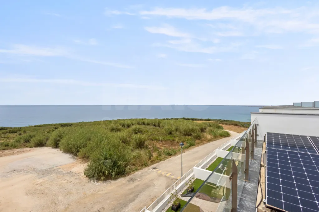 Moradia T4 com Vista Mar, Jacuzzi Panorâmico e Energia Solar | Lourinhã