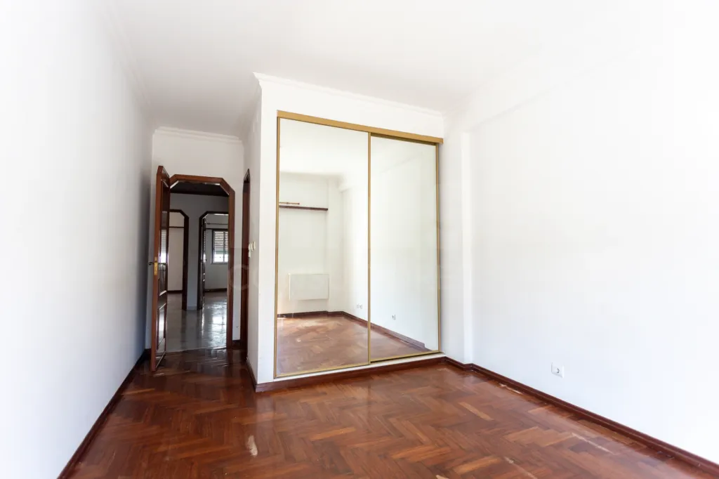 Apartamento T3 com parqueamento, arrecadação e varandas na Urbanização dos Pilares em Samora Correia.
