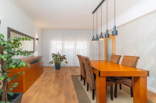 Moradia T3 totalmente remodelada no Condomínio Villas de Samorena em Samora Correia