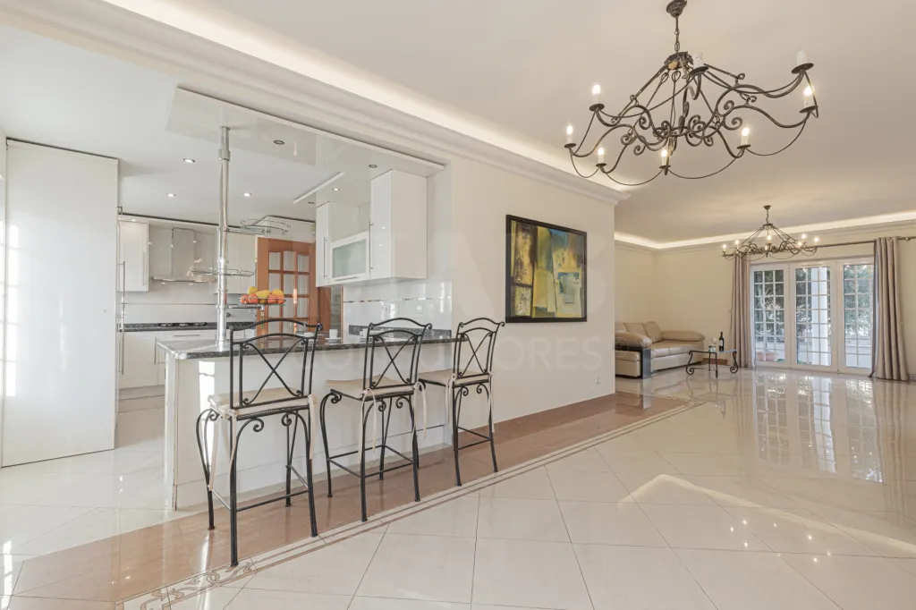 Moradia V4 em Caxias c/Box e Terraço