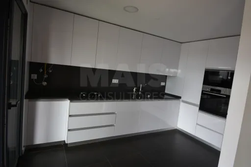 T2 Moderno na Serra de Carnaxide com 2 Estacionamentos Privados