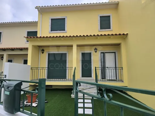 Moradia T4 com Terraço, Jardim e Garagem Fechada – Vale Maceira, Alfeizerão