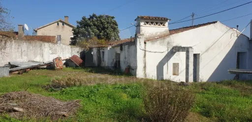 Moradia V 4 + Armazém + Casa Térrea de 45m2 em CASAIS ROMEIROS Santarém