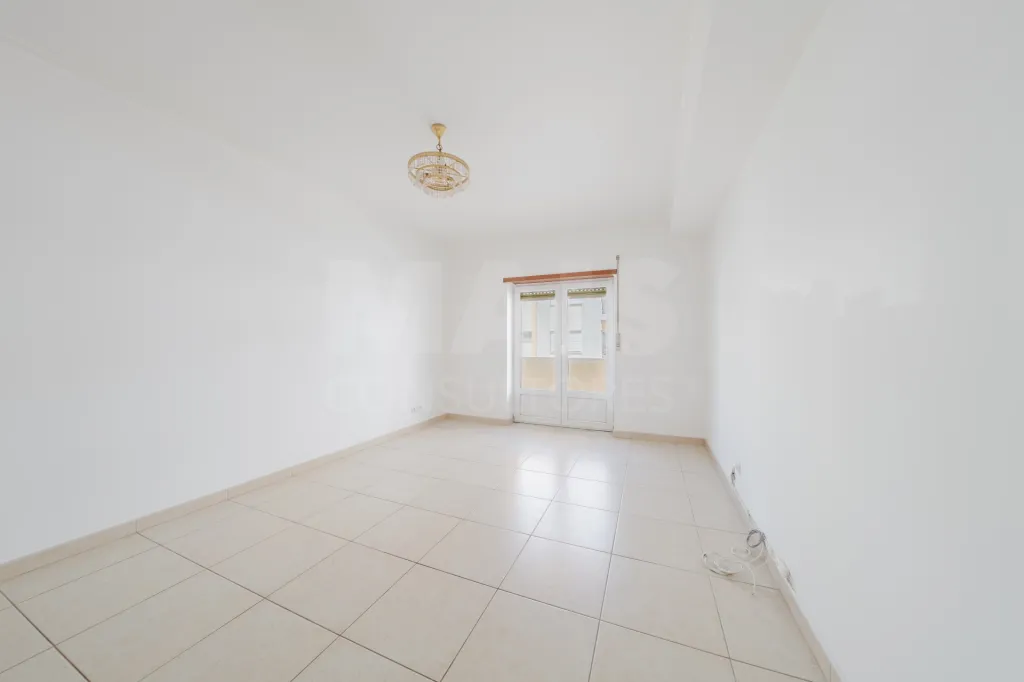 Apartamento T3 com garagem e varanda.
