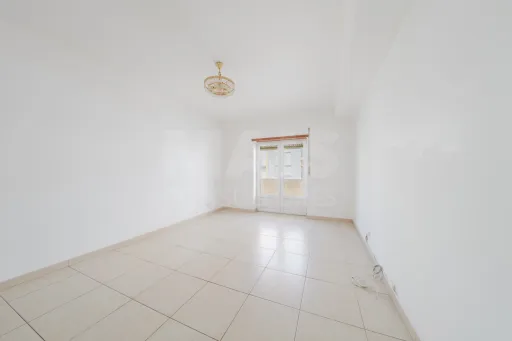 Apartamento T3 com garagem e varanda.