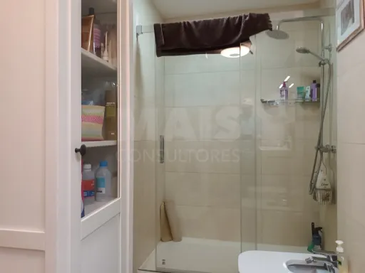 Apartamento T1+1(e loja) na Castanheira do Ribatejo.