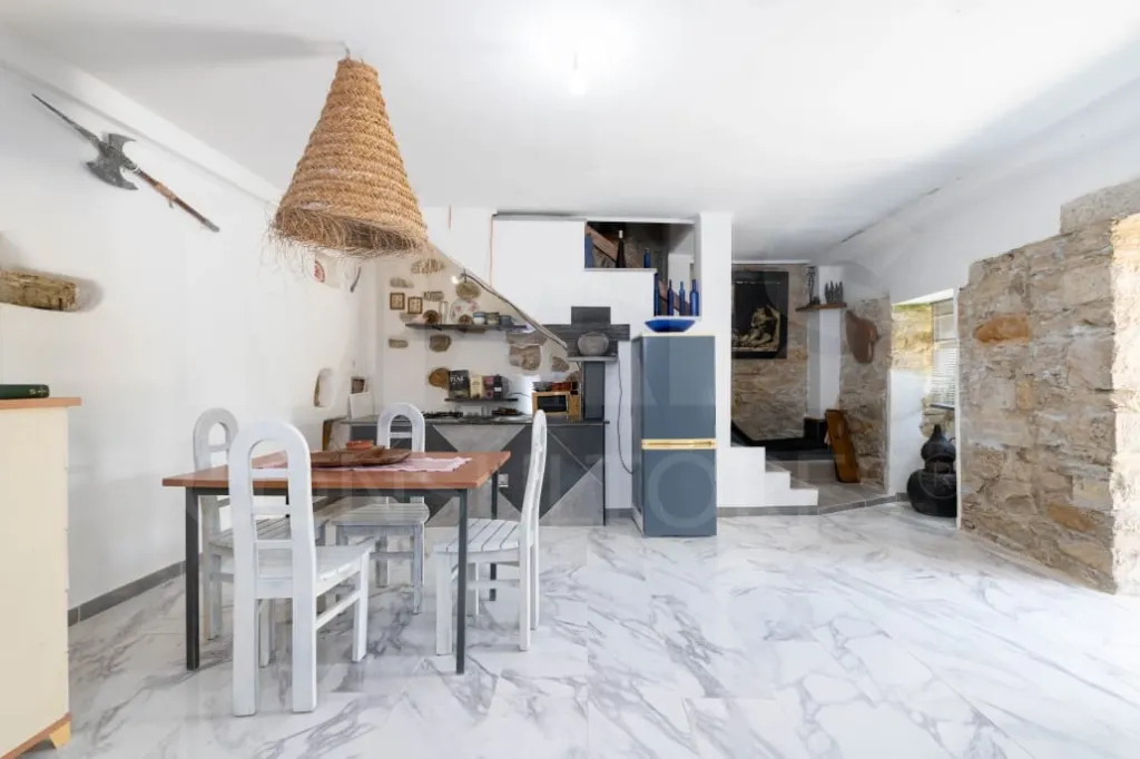 Moradia T1 Parcialmente Remodelada no casal das Andorinhas - Dois Portos