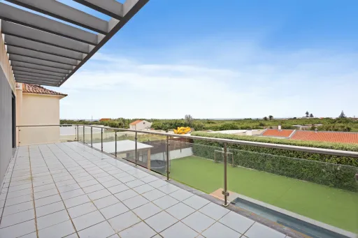 Deslumbrante Moradia T5 com Vista Mar, Piscina Privada e Excelente Exposição Solar