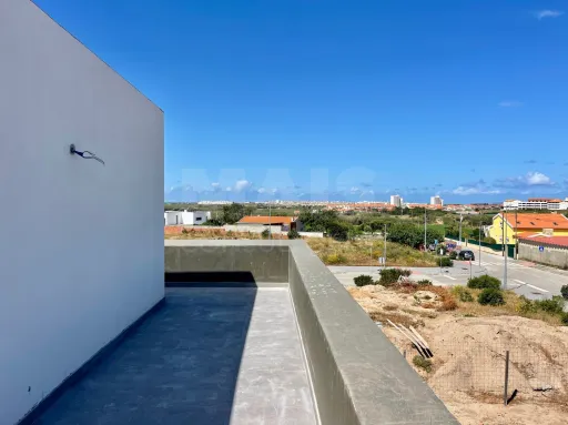 Moderna Moradia T3 Nova com Piscina em Ferrel — Conforto, Luz e Vida junto ao Mar