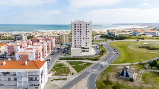 Loja com 2 Pisos no Centro de Peniche — Uma Oportunidade Imperdível!