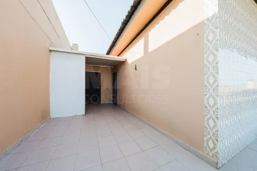 5-bedr. house with garage and warehouse