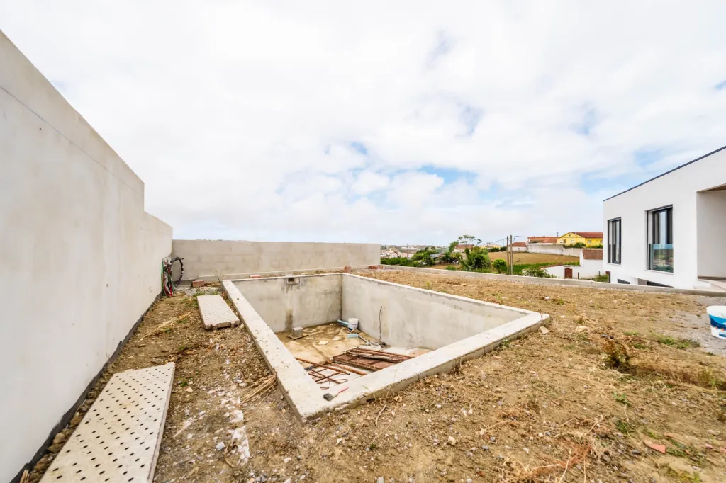 Moradia V3  moderna com piscina, vista de campo e excelente localização  Matas – Lourinhã
