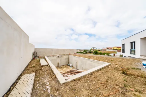 Moradia V3  moderna com piscina, vista de campo e excelente localização  Matas – Lourinhã