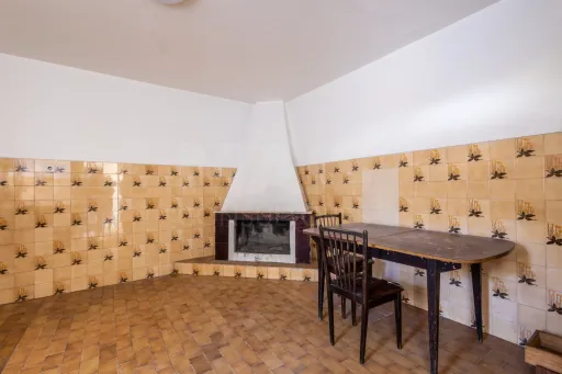 Moradia com rooftop e enorme potencial entre Caldas da Rainha e Santa Catarina