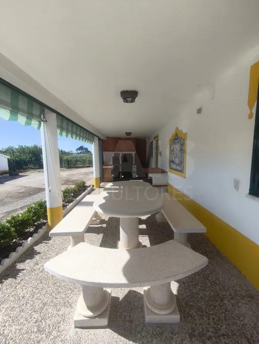 Propriedade com Piscina e Instalações Equestres – Um Refúgio Tranquilo com Potencial de Expansão