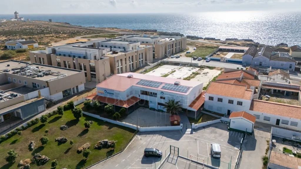 Edifício de 2 pisos em lote de 3750m2 em Peniche