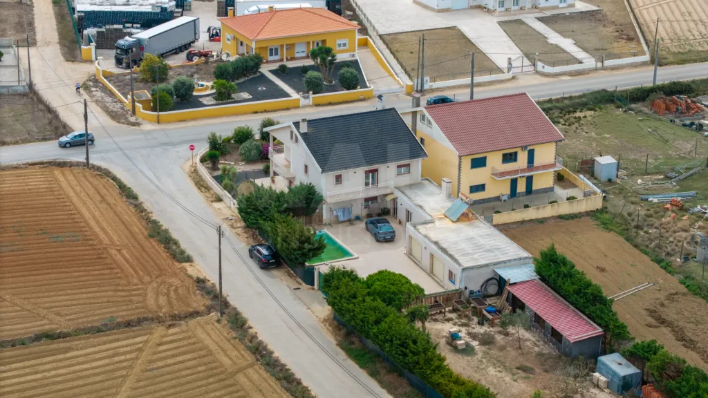 Moradia T5 com piscina e garagem em terreno de 2.000m2 na Bufarda