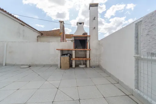 T2 on 1st floor with terrace and barbecue in the center of Salvaterra - opportunity