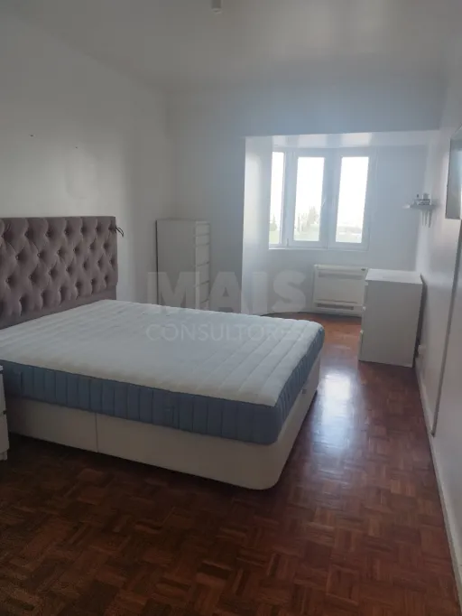 Apartamento T4 ao lado do metro das Olaias com dois lugares de parqueamento