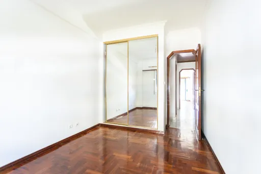 Apartamento T3 com parqueamento, arrecadação e varandas na Urbanização dos Pilares em Samora Correia.