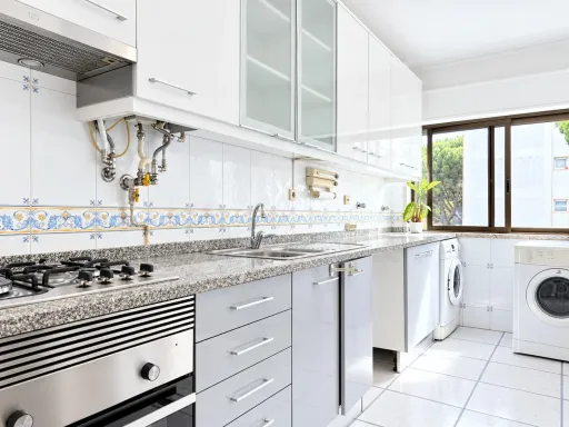 3-Bedroom Apartment in Downtown Carnaxide